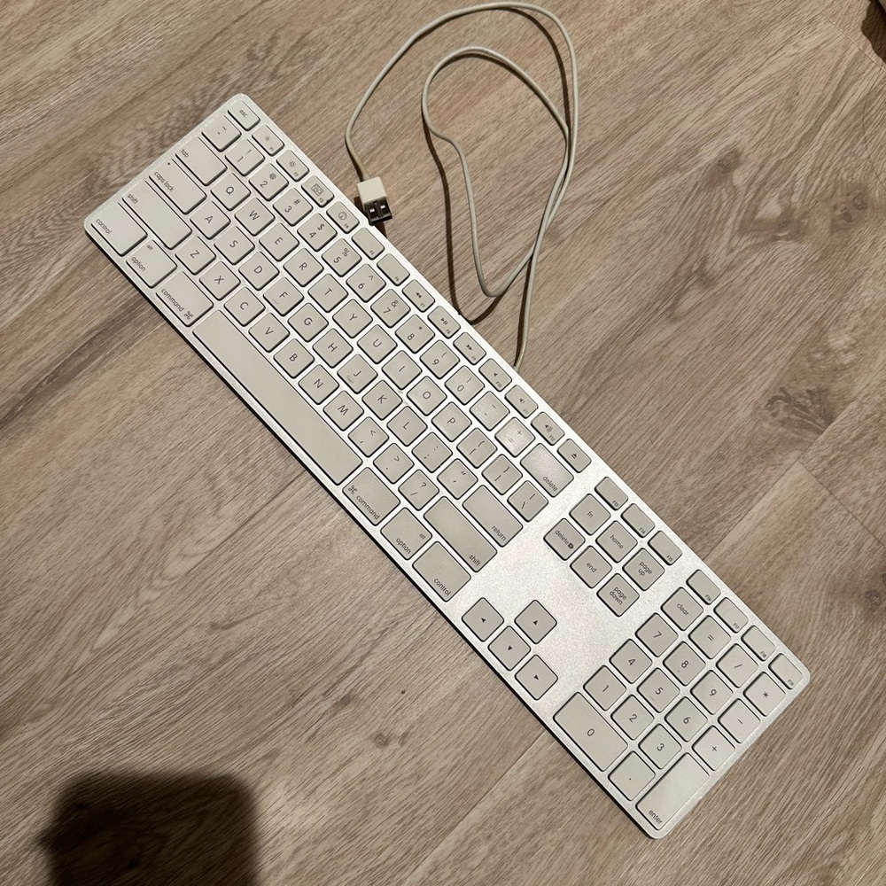 Apple full size keyboard (usb wired)